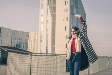 Şehir sokaklarını poz güzel genç esmer