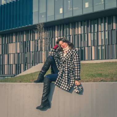 Şehir sokaklarını poz güzel genç esmer