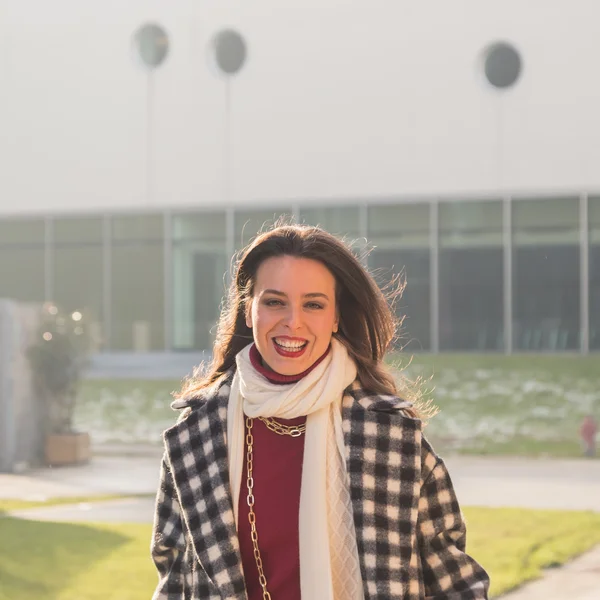 Beautiful young brunette posing in the city streets — Stock Photo, Image