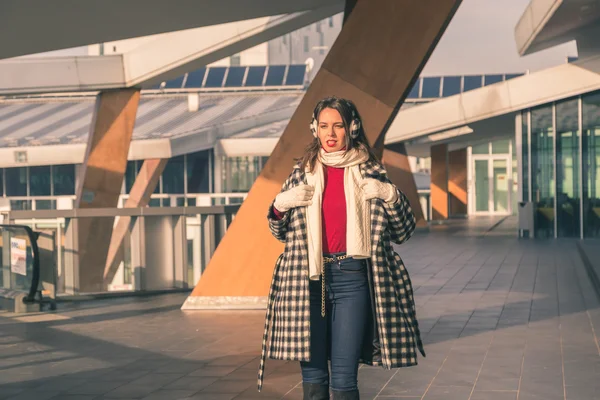 Hermosa joven morena posando en las calles de la ciudad — Foto de Stock