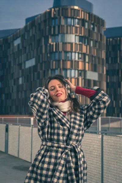 Linda jovem morena posando nas ruas da cidade — Fotografia de Stock