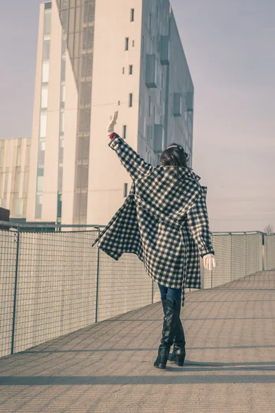 Hermosa joven morena posando en las calles de la ciudad —  Fotos de Stock