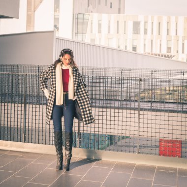 Şehir sokaklarını poz güzel genç esmer