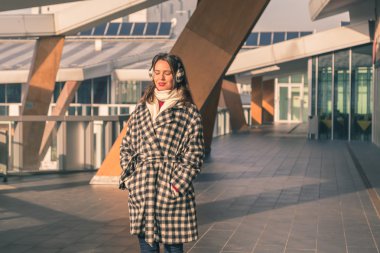 Şehir sokaklarını poz güzel genç esmer