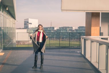 Şehir sokaklarını poz güzel genç esmer