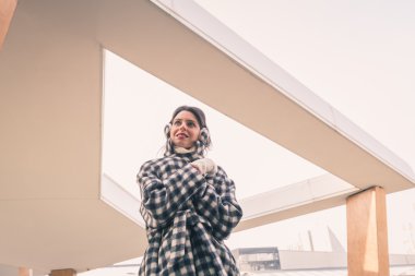 Şehir sokaklarını poz güzel genç esmer