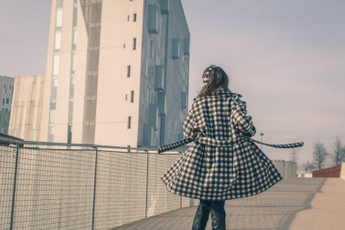 Şehir sokaklarını poz güzel genç esmer