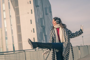 Şehir sokaklarını poz güzel genç esmer