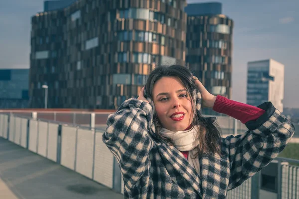 Beautiful young brunette posing in the city streets — Stock Photo, Image