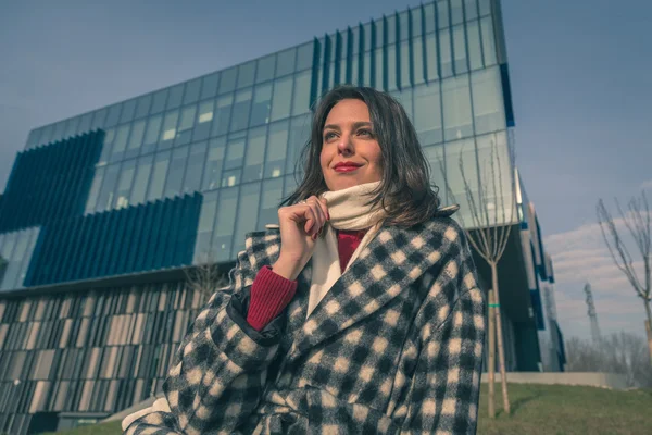 Piękna młoda brunetka pozowanie na ulicach miasta — Zdjęcie stockowe