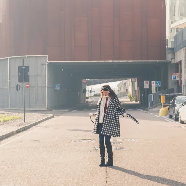 Belle jeune brune posant dans les rues de la ville — Photo