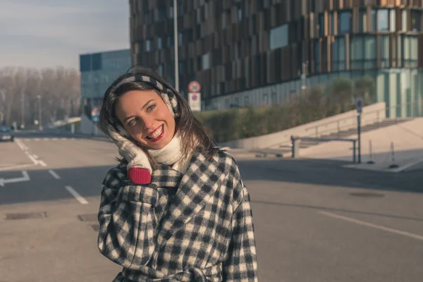 Mooie jonge brunette poseren in de straten van de stad — Stockfoto