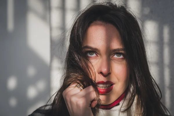 Retrato de una hermosa joven morena — Foto de Stock