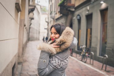 Şehir sokaklarını poz güzel genç esmer