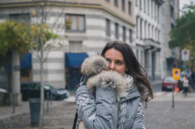 Şehir sokaklarını poz güzel genç esmer