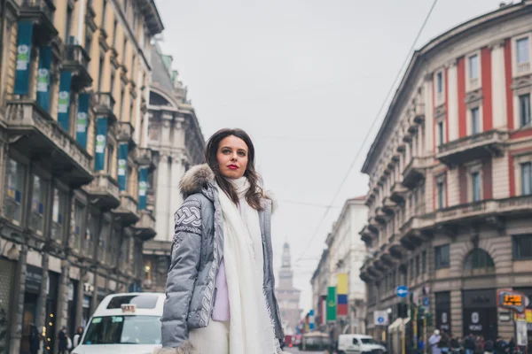 Krásná mladá brunetka pózuje v ulicích města — Stock fotografie