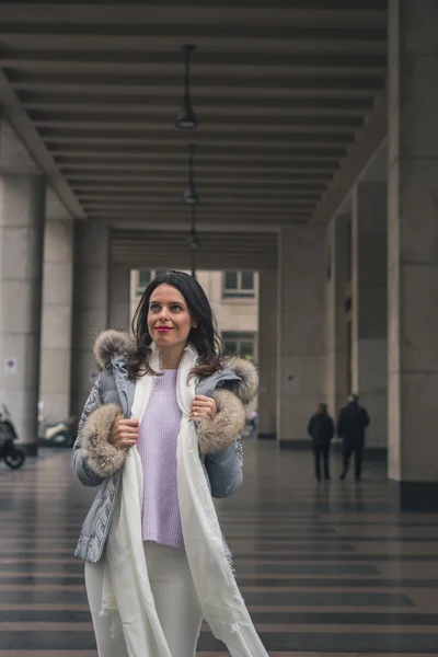 Hermosa joven morena posando en las calles de la ciudad — Foto de Stock