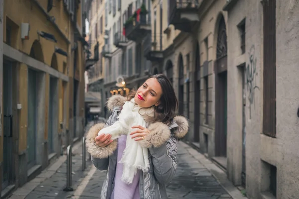 Hermosa joven morena posando en las calles de la ciudad — Foto de Stock