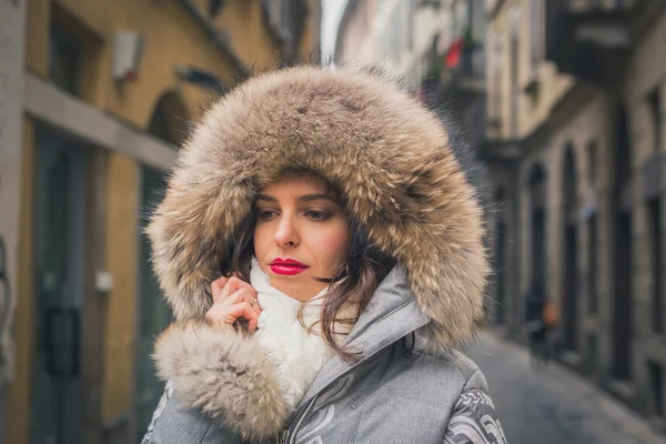 Beautiful young brunette posing in the city streets — Stock Photo, Image