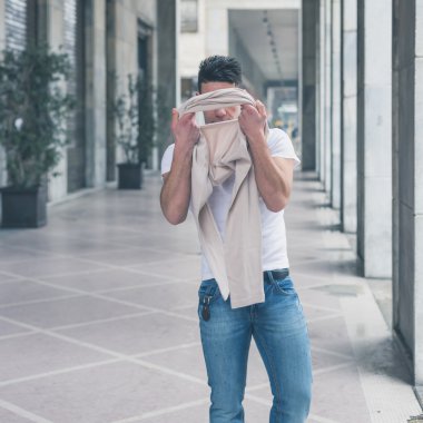 Yakışıklı delikanlı şehir sokaklarını poz