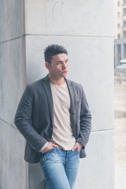 Yakışıklı delikanlı şehir sokaklarını poz