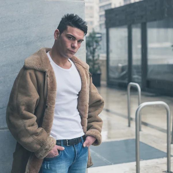 Young handsome man posing in the city streets — Stock Photo, Image