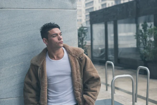 Young handsome man posing in the city streets — Stock Photo, Image