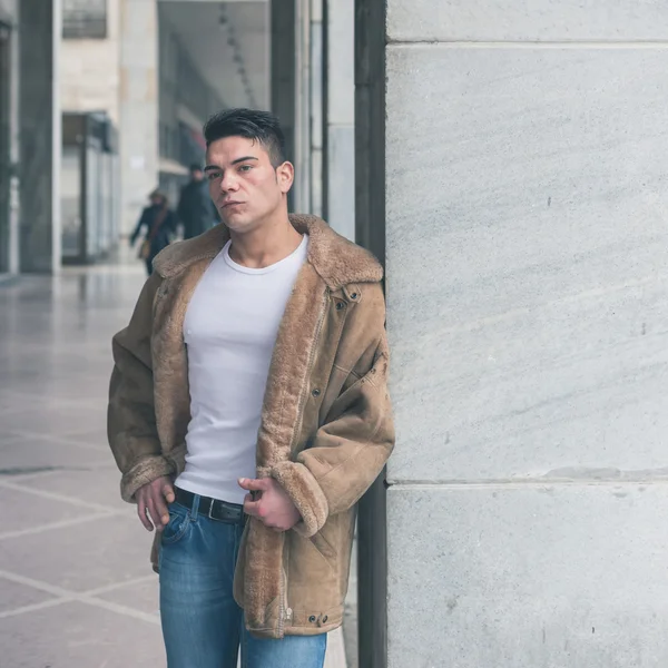 Joven hombre guapo posando en las calles de la ciudad — Foto de Stock