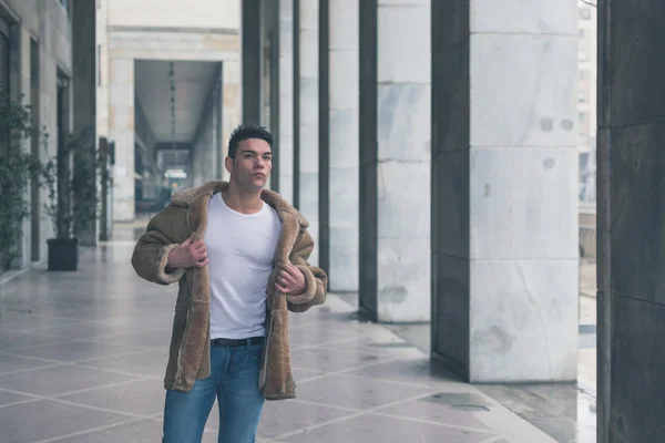 Young handsome man posing in the city streets — Stock Photo, Image