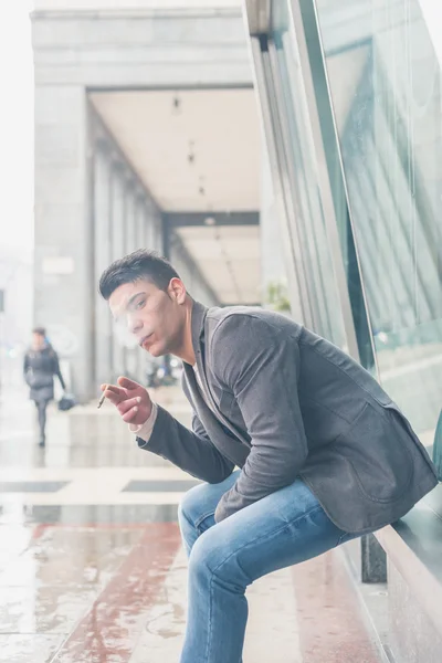 Молодой красивый мужчина курит сигарету — стоковое фото