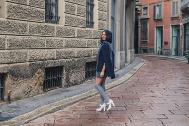 Güzel kız şehir sokaklarda poz