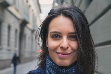 Güzel kız şehir sokaklarda poz