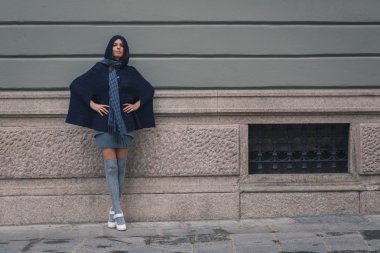 Güzel kız şehir sokaklarda poz