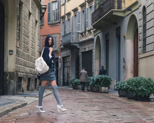 Belle fille posant dans les rues de la ville — Photo