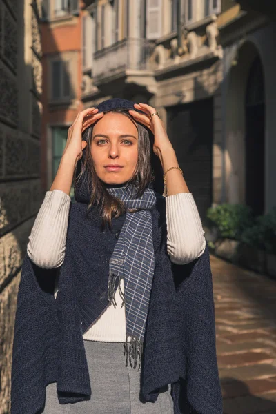 Hermosa chica posando en las calles de la ciudad — Foto de Stock