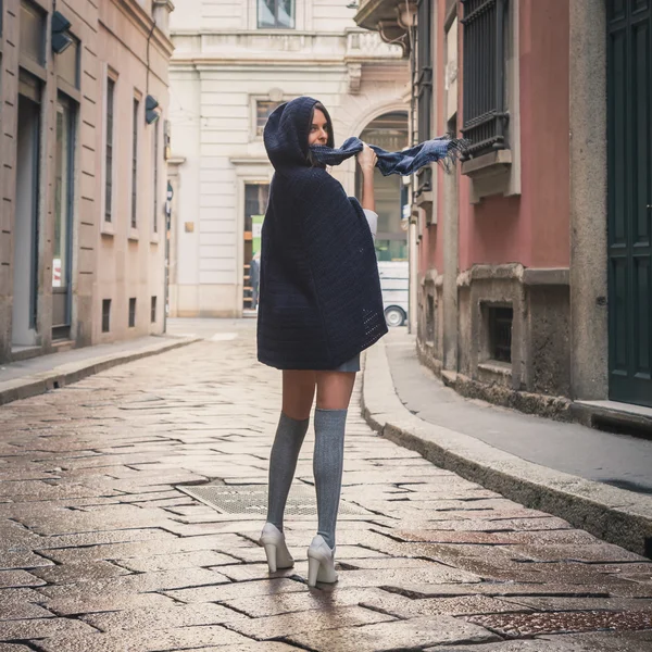 Hermosa chica posando en las calles de la ciudad — Foto de Stock