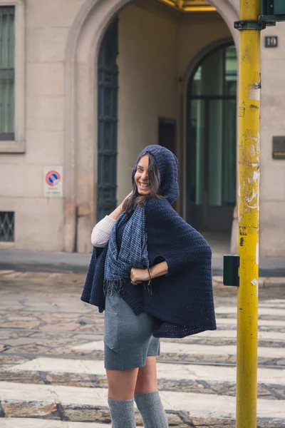 Belle fille posant dans les rues de la ville — Photo