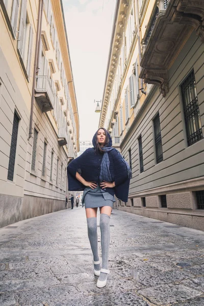 Hermosa chica posando en las calles de la ciudad — Foto de Stock