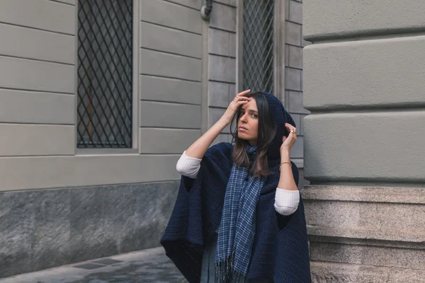 Menina bonita posando nas ruas da cidade — Fotografia de Stock