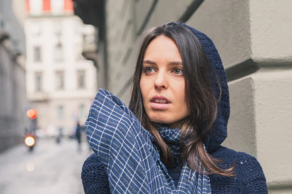 Bella ragazza in posa nelle strade della città — Foto Stock