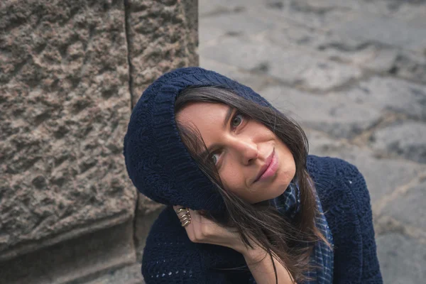 Mooi meisje poseren in de straten van de stad — Stockfoto