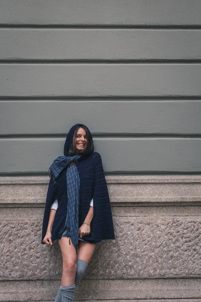 Beautiful girl posing in the city streets — Stock Photo, Image