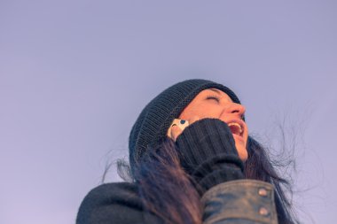 Güzel genç kadın telefonu şehir sokaklarında söz