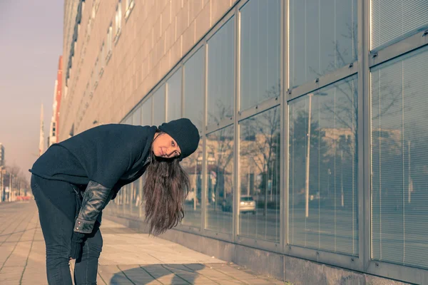 年轻漂亮的女人摆在城市的街道 — 图库照片