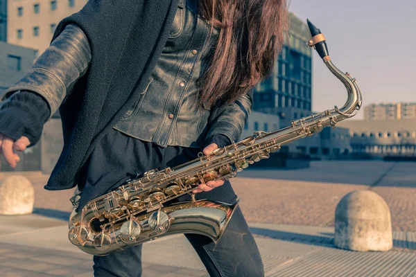 Detalhe de uma jovem com seu saxofone — Fotografia de Stock