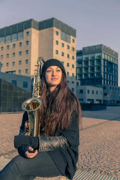 Красивая молодая женщина со своим саксофоном — стоковое фото