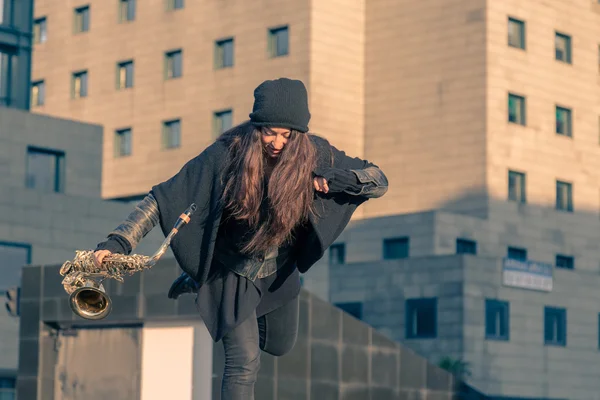 Belle jeune femme avec son saxophone — Photo