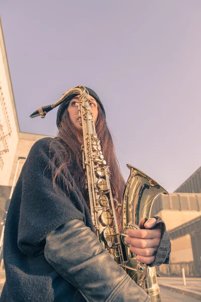 Beautiful young woman with her saxophone — Stock Photo, Image