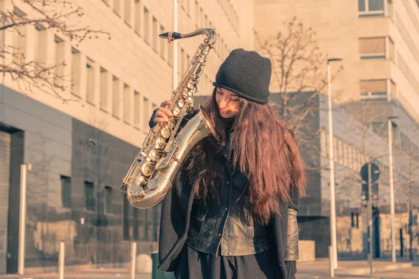 Красива молода жінка зі своїм саксофоном — стокове фото