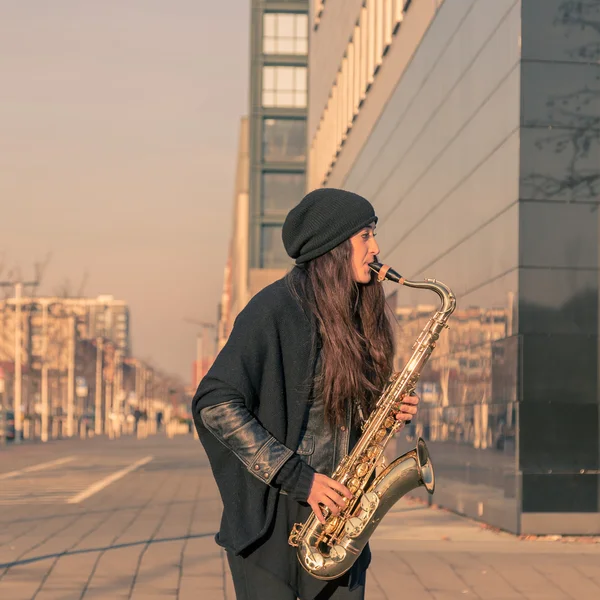 Krásná mladá žena hrající tenor saxofon — Stock fotografie